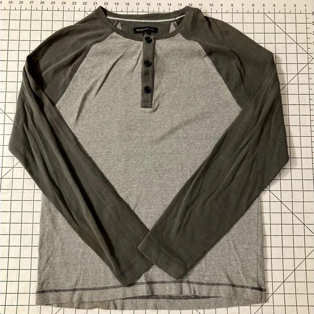 Banana Republic Men’s Size‎ Large Two Tone Grey Henley Shirt